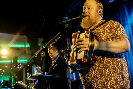 Tous les membres du groupe connaissent plusieurs instruments, comme c'est le cas dans d'autres groupes. Si quelqu'un tombe malade, il arrive que quelqu'un d'un autre groupe le remplace pour une soirée.