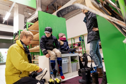 Krister Johansson, Simon, Kerstin et Camilla Fürst empruntent des skis de fond et des chaussures de ski pour aller skier quelque part à Malmö ou en Scanie.&#10 ; 