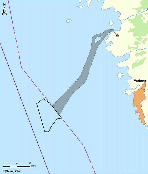 Les 21 éoliennes prévues seront situées entre la zone économique suédoise et la frontière du Kattegat avec le Danemark, à environ 22 kilomètres à l'ouest de Varberg. L'emplacement du câble terrestre proposé vers une station de la péninsule de Värö est indiqué en gris.