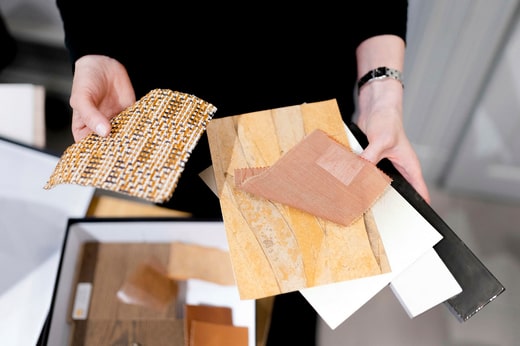 Les échantillons de matériaux présentés dans l'encadré illustrent l'aspect d'un futur restaurant.