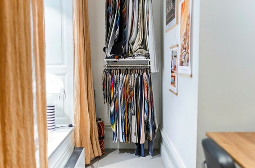 Des échantillons de tissus pour les canapés et les rideaux sont alignés le long du mur.