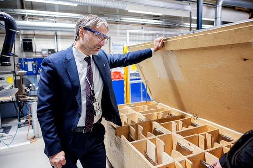 Dans l'un des bâtiments de l'usine GKN de Trollhättan se trouve cette boîte en bois, où sont triées les petites pièces des futurs moteurs d'avion. Chaque pièce métallique porte un code invisible gravé indiquant le moteur dont elle fera partie. Le PDG Joakim Andersson a travaillé dans l'entreprise pendant la majeure partie de sa vie professionnelle et connaît bien les détails de la fabrication.