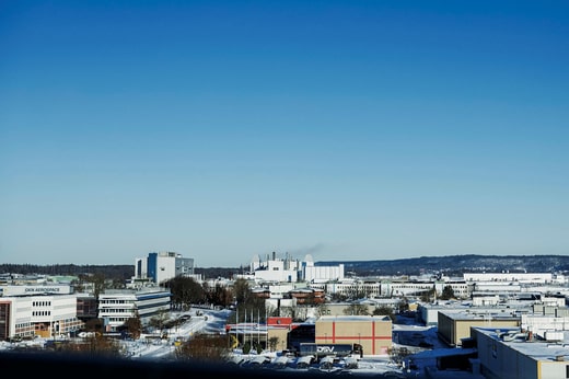 Ici, à Trollhättan, GKN emploie environ 2000 personnes. À droite de la photo, vous pouvez voir les anciennes usines de Saab.