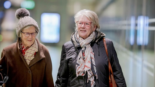 Brita Tiberg, 88 ans, et Karin Lindblad, 74 ans, font la navette une fois par semaine pour prendre des cours d'italien.