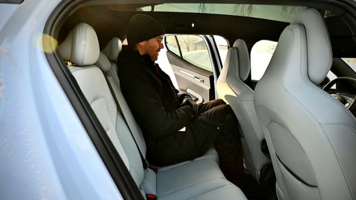 Un conducteur d'essai mesurant 1,84 mètre s'assoit avec les genoux appuyés contre le siège avant 