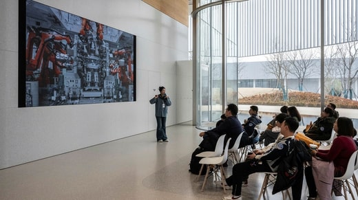Les acheteurs de voitures Nio assistent à une présentation du processus de production dans la maison Neo de l'entreprise à Hefei.