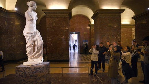 Aujourd'hui, Anneli Stålfors est surtout guide au Louvre, où vous pouvez voir la Vénus de Milo, et au château de Versailles.