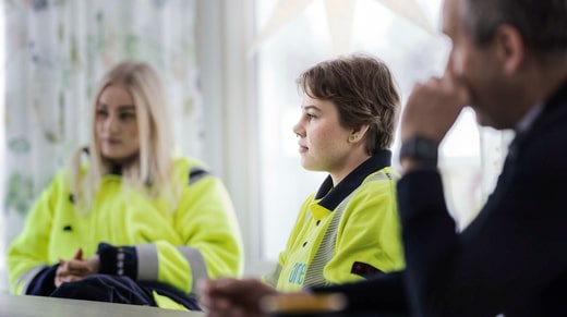 Alvina Mukkala (à gauche) a travaillé comme responsable des opérations et agent de sécurité chez Ikea.