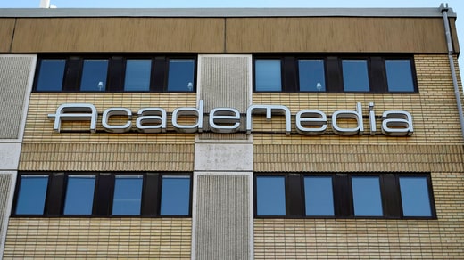 La ministre de l'éducation, Lotta Edholm, a vivement réagi à la déclaration d'Akelius concernant l'autorisation accordée à Academedia de créer des écoles privées où de riches parents paient pour l'éducation de leurs enfants.