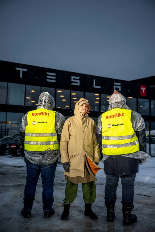 Fredrik Eldin et Johnny Lokvist ne travaillent pas chez Tesla, mais en tant que métallurgistes actifs, ils se sont inscrits pour tenir le piquet de grève. Ici, ils encadrent la présidente de leur syndicat, Marie Nilsson, lors de sa visite devant Tesla à Uppsala.