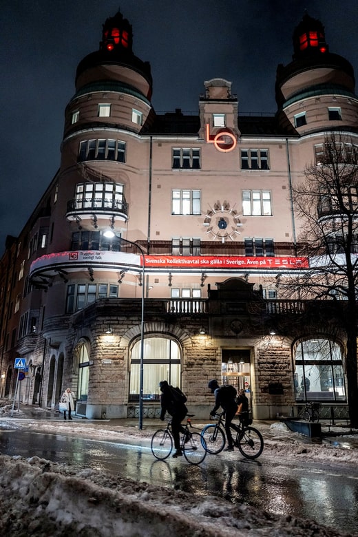 L'ensemble de la LO s'est rallié à IF Metall dans le conflit. En janvier, dix autres syndicats ont participé à divers types d'actions de sympathie, comme le blocage des voitures Tesla dans les ports suédois ou le refus de distribuer du courrier portant de nouvelles plaques d'immatriculation.