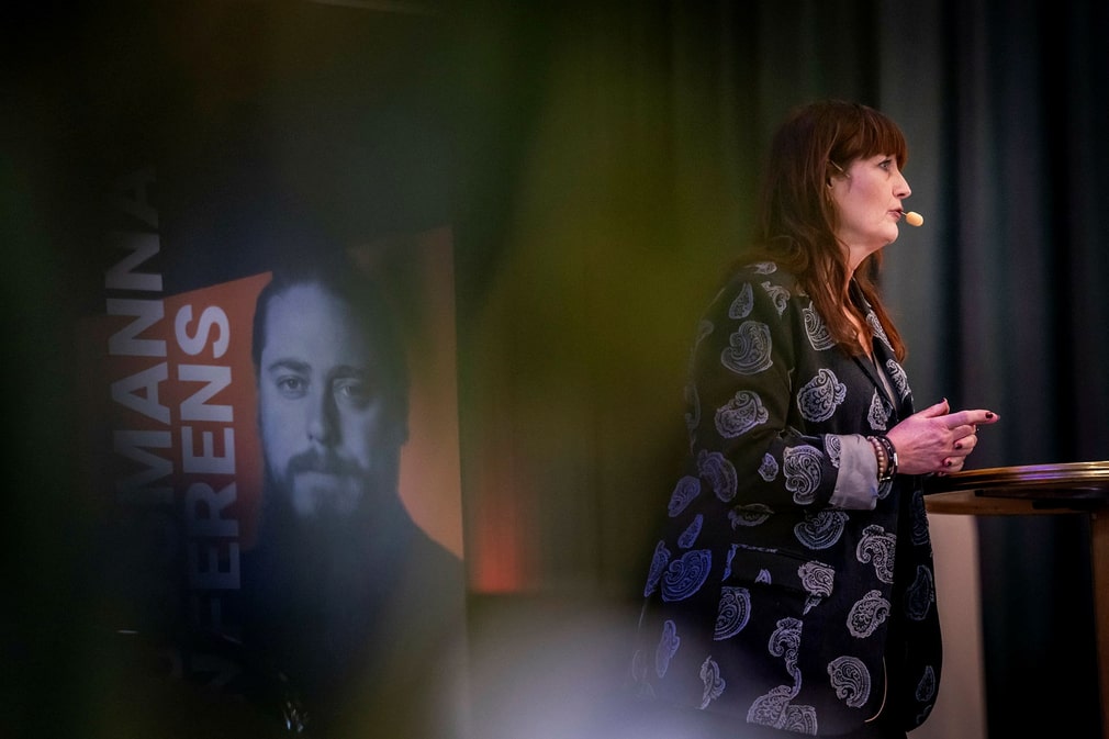 La présidente Marie Nilsson s'adresse aux délégués de IF Metall lors d'une réunion à Lidingö fin janvier.