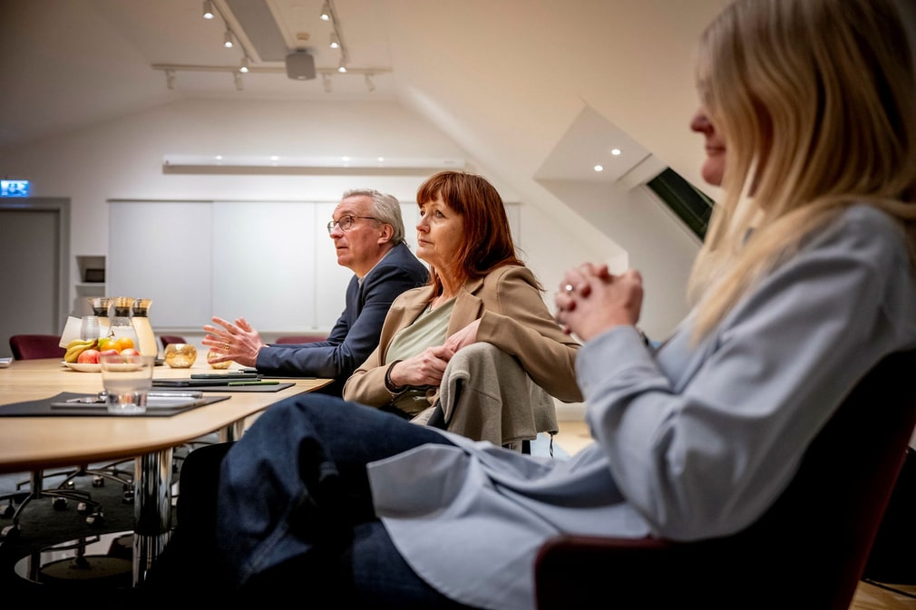 Les syndicats industriels se réunissent avant la prochaine augmentation de salaire. Le président du syndicat, Peter Hellberg, et la présidente de l'association des travailleurs de l'alimentation, Eva Govelin, ne sont pas impliqués dans le conflit Tesla, mais ils estiment tous deux que les problèmes du syndicat ont été placés plus haut dans l'ordre du jour grâce à lui.