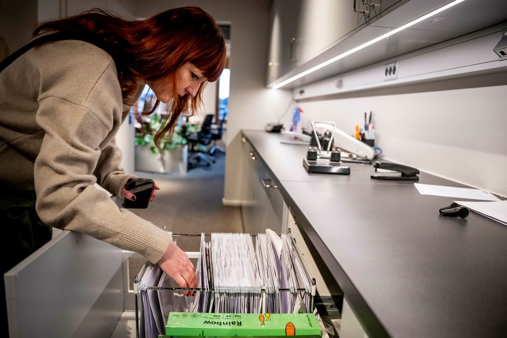Marie Nilsson vérifie le courrier d'aujourd'hui. Non, pas de réponse d'Elon Musk aujourd'hui non plus.