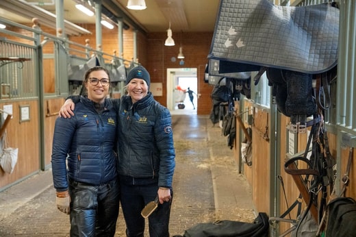 Fiah Malmqvist, responsable des activités équestres de l'Étoile bleue suédoise à Kavallerikasern, à Stockholm, et Louise Ribbing, présidente de la section de Stockholm de l'organisation.
