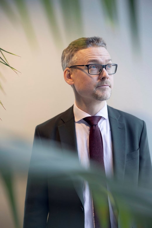 Carl Berglöf est titulaire d'un doctorat en physique des réacteurs, mais il a également interprété les gestes de sa nouvelle patronne sur les médias sociaux.