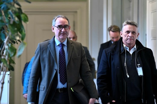 8 février de cette année : Roberto Maiorana, directeur général de l'administration suédoise des transports, se rend à la commission parlementaire des transports. La réunion concernait le travail de l'agence sur l'entretien des routes en hiver. A droite, Bengt Olsson, attaché de presse de l'administration suédoise des transports.