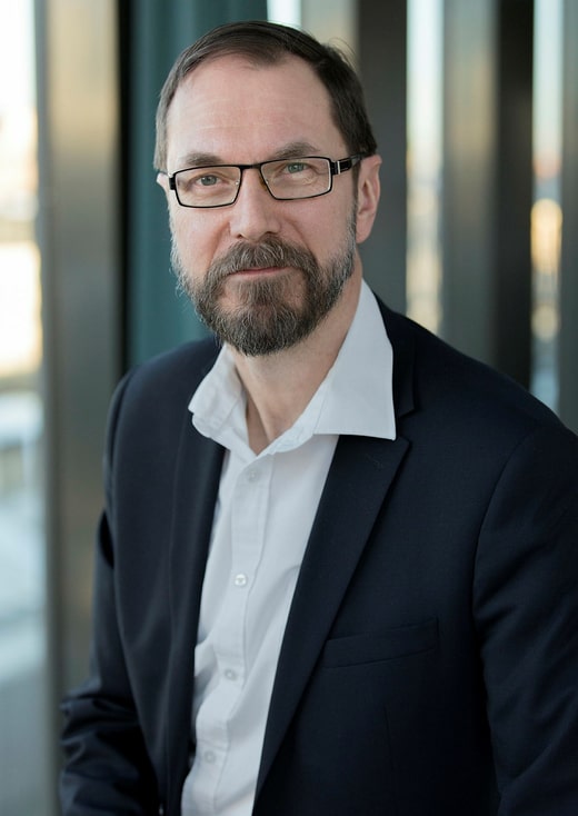 Krister Modin est analyste chez Euroclear Sweden. Selon lui, le fait que davantage de jeunes s'abstiennent d'épargner en actions peut s'expliquer par le fait qu'avec des marges déjà faibles, il est difficile de donner la priorité à l'épargne et d'avoir la tranquillité d'esprit nécessaire pour s'inscrire dans le long terme alors que le coût de la vie est devenu plus élevé.