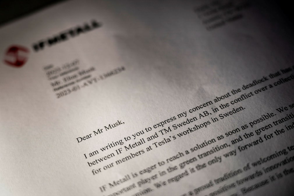 Le 7 décembre, Marie Nilsson a envoyé une lettre aux propriétaires de Tesla pour tenter d'expliquer et de défendre le modèle suédois en matière de conventions collectives. À l'heure où nous écrivons ces lignes, aucune réponse n'a été reçue.