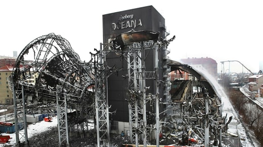 Les ravages de l'incendie à Liseberg Oceana. Mardi après-midi, les efforts de lutte contre les incendies se poursuivaient.