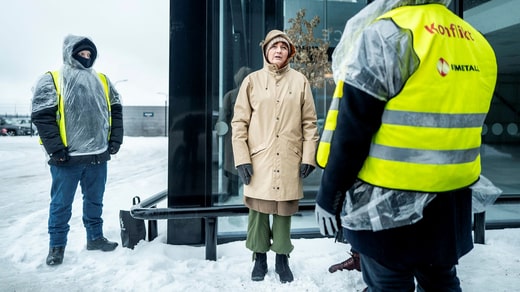 Sur les 11 sites de Tesla concernés par le conflit, le syndicat veille au grain tous les jours. Ici, Marie Nilsson visite les piquets de grève à Uppsala.