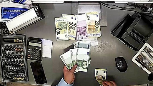 Peu après la fraude, l'argent a été retiré et échangé contre des euros, confirment les deux hommes tout en niant l'infraction.