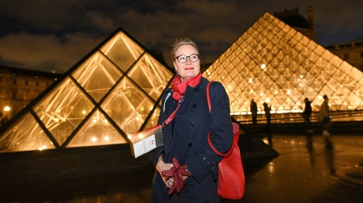 Anneli Stålfors, 61 ans, a de nouveau décidé que le métier de guide touristique était sa vocation. Elle travaille aujourd'hui pour une agence de voyage locale à Paris, Paris To Versailles Private Tours.