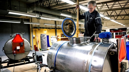 En novembre 2022, l'entrepôt de la Vasaloppet a brûlé. Les vieilles casseroles de la classique soupe aux myrtilles ont notamment été détruites. Mais Åke Grudin, responsable du contrôle dans le nouvel entrepôt central de Vasaloppet, s'est procuré de nouvelles casseroles pour la course de l'année dernière. Cette année encore, la course s'attend à ce que les skieurs boivent en moyenne 0,6 litre de la chaude boisson bleue.