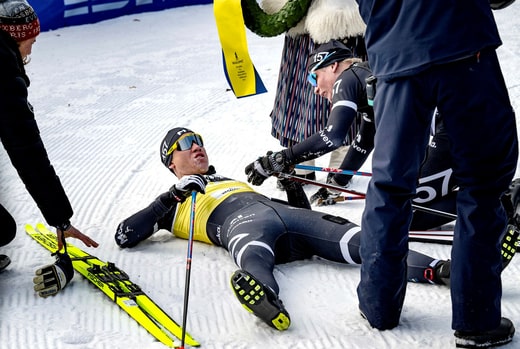 Le jeune recordman Alvar Myhlback félicite Emil Persson, vainqueur en 2023.