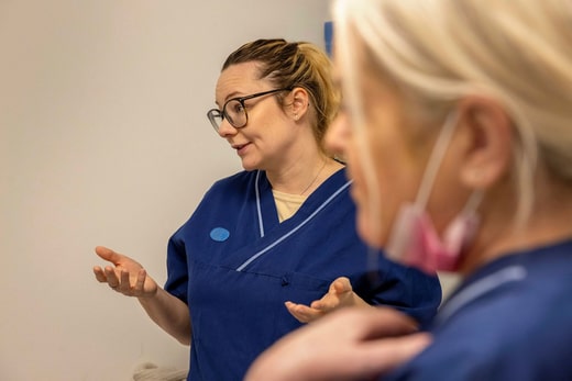 Pelarbackens mottagning fournit des soins dentaires aux personnes qui n'ont pas d'argent. Elle travaille pour le compte de la région de Stockholm.