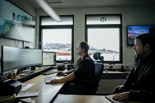 Les installations de LKAB et de Kaunis Iron sont visibles depuis le bureau du directeur adjoint du port, Øistein Kaarbø, mais au moment de la visite de DN, des navires capables de charger plus de 130 000 tonnes de minerai de fer étaient ancrés en attendant que le trafic ferroviaire démarre.