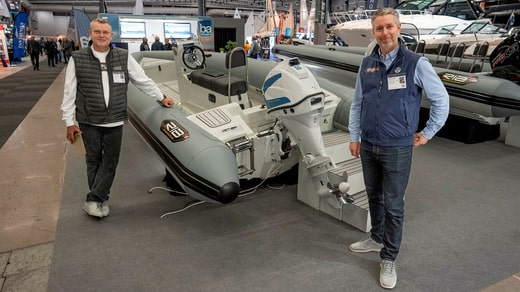 Le rib boat du fabricant Rib Unlimited à Billdal est propulsé par un moteur hors-bord électrique de 50 CV fabriqué en Suède. Olle Niemer et Martin Philip expliquent que le bateau est ultra-léger pour compenser le poids de la batterie. L'autonomie est d'environ 25 milles nautiques à 20 nœuds, selon le fabricant.