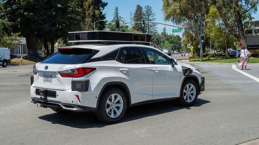 Une Lexus avec un coffre de toit ? Eh bien, une voiture expérimentale d'Apple avec un chauffeur et une technologie de conduite autonome. C'est comme ça que ça s'est passé.