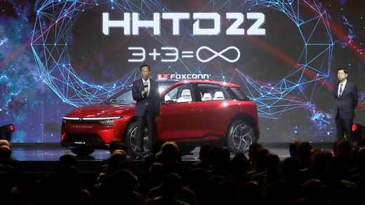 Terry Gou, fondateur de Foxconn, présente la voiture électrique Model B à l'automne 2022.