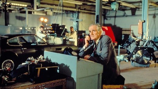 Qu'est-ce qui n'était pas possible avec Q, le développeur en chef de James Bond ? Ici interprété par Desmond Llewelyn. Jony Ive, le concepteur en chef d'Apple, a possédé plusieurs Aston Martin anglais, la voiture préférée de James Bond.