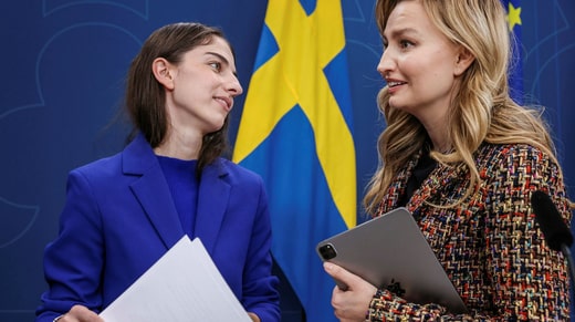 La ministre du Climat Romina Pourmokhtari (G) et la ministre de l'Énergie et de l'Industrie Ebba Busch (KD).