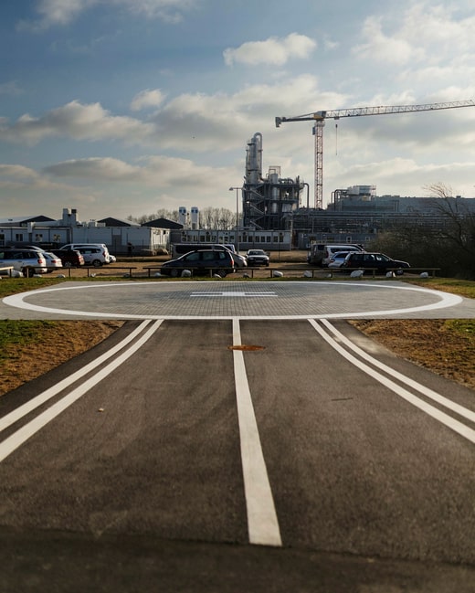 Au maximum, 5 500 ouvriers du bâtiment venus du monde entier travaillent à l'achèvement des nouvelles usines de Kalundborg. Novo Nordisk a construit un héliport temporaire au centre de la zone en prévision d'éventuels accidents du travail.