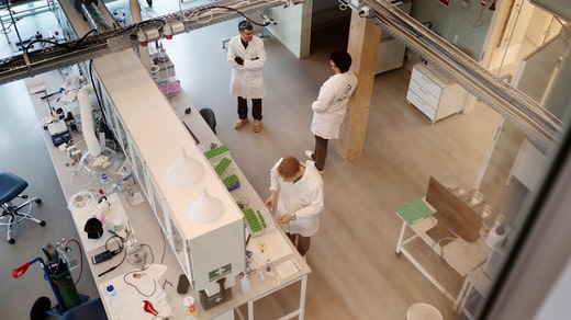 Depuis deux ans que le centre de recherche Helix Lab existe, 40 étudiants y ont réalisé leur projet de diplôme. La moitié d'entre eux ont trouvé un emploi à Kalundborg, la plupart chez Novo Nordisk.