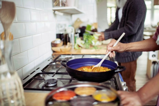 Les ménages vivant en concubinage ont souvent intérêt à acheter de grands paquets et à éviter de jeter les aliments qui ne sont pas terminés avant qu'ils ne soient périmés.