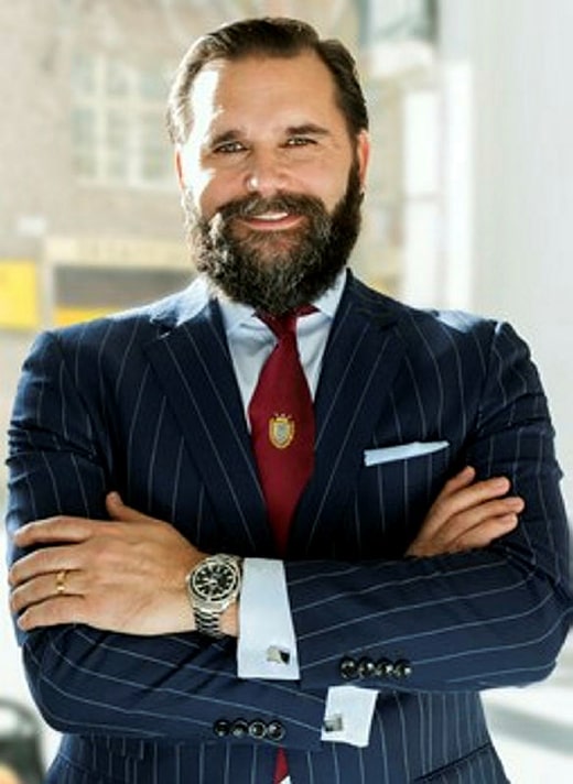 Robert Ljungström est courtier chez Fastighetsbyrån Vasastan à Stockholm. L'une des tendances parmi les acheteurs est de rechercher des appartements peu encombrants, c'est pourquoi il conseille souvent aux vendeurs de meubler le plus efficacement possible afin de démontrer la fonction du bien.