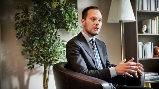 Martin Kinnunen (SD) est opposé à toute forme de prime à la voiture électrique.