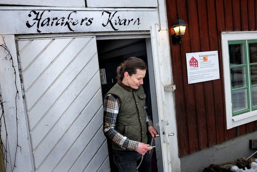 Anton Lindblad est autosuffisant en électricité, mais comme il vend l'électricité, la gaspiller chez lui représente une perte de revenus.