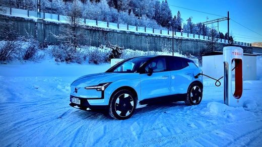 Volvo EX30 en charge à la station de charge Tesla à Örnsköldsvik.