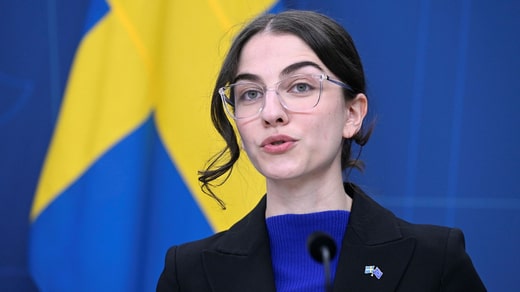 La ministre du Climat et de l'Environnement Romina Pourmokhtari (à gauche) lors de la conférence de presse de mardi sur la politique énergétique proposée par le gouvernement.