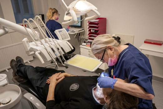 Anton pense que plusieurs dents devront être extraites après l'examen d'aujourd'hui. Il n'a pas peur du dentiste. 