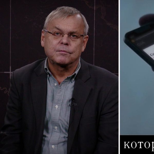 Photo : Tilda Lindén/SVT/CIA Bert Sundström et un homme tenant un téléphone montrant le site web de la CIA