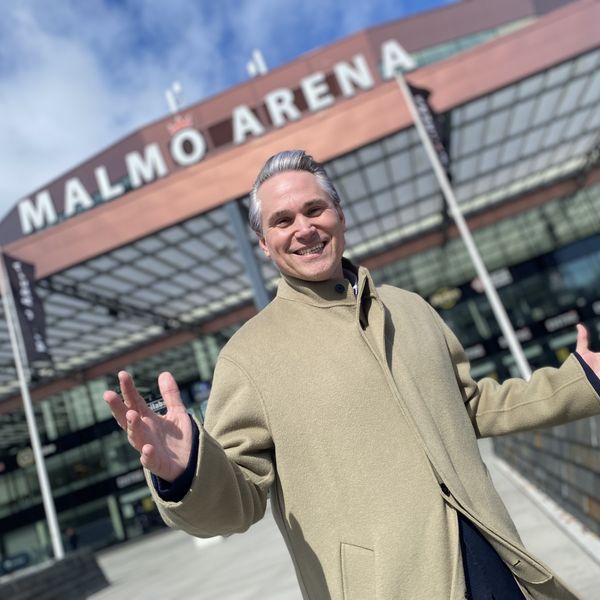 Photo : Bernard Mikulic Bénévole heureux devant la Malmö Arena