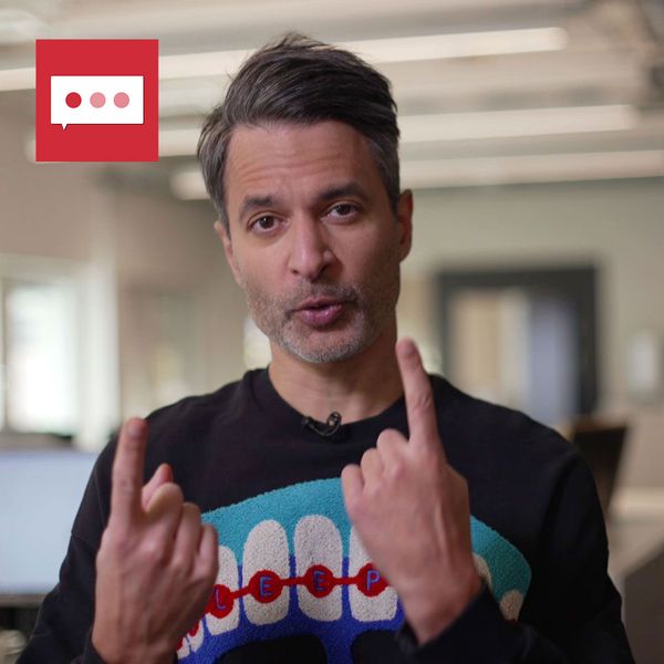 Le critique TV de Kulturnyheterna photographié à la rédaction. À droite, une affiche publicitaire du bureau de Viaplay.