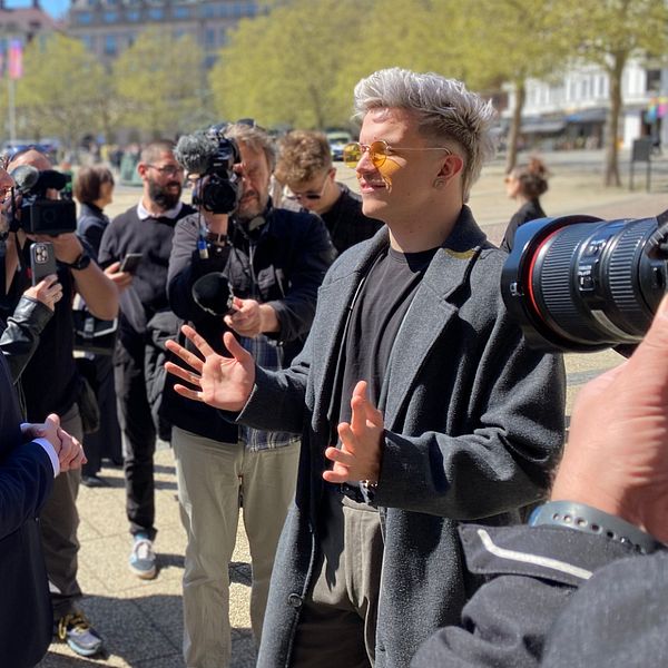 Photo : Natalie Medic/SVT Baby Lasanga rencontre Roko Kursar (G) à Malmö après la demi-finale.