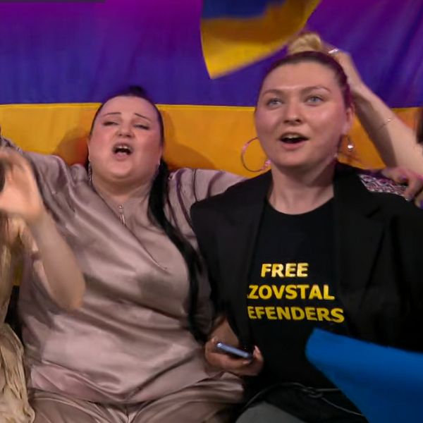 Regardez comment la délégation ukrainienne fait passer son message dans la rediffusion rapide de la finale de samedi dans le clip.